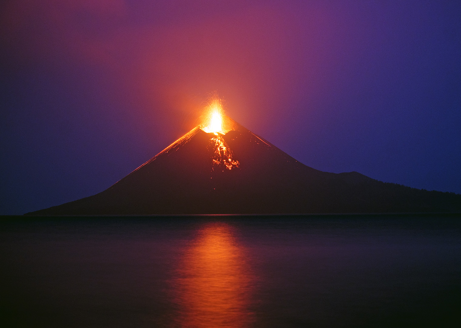 anak-krakatau-eruption-indonesia-flights-airports-passengers