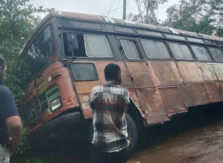 Pune ST Bus Accident : पुण्यातएसटीबसचाभीषणअपघात, बसगटारातकोसळली – सुदैवानेजीवितहानीटळली