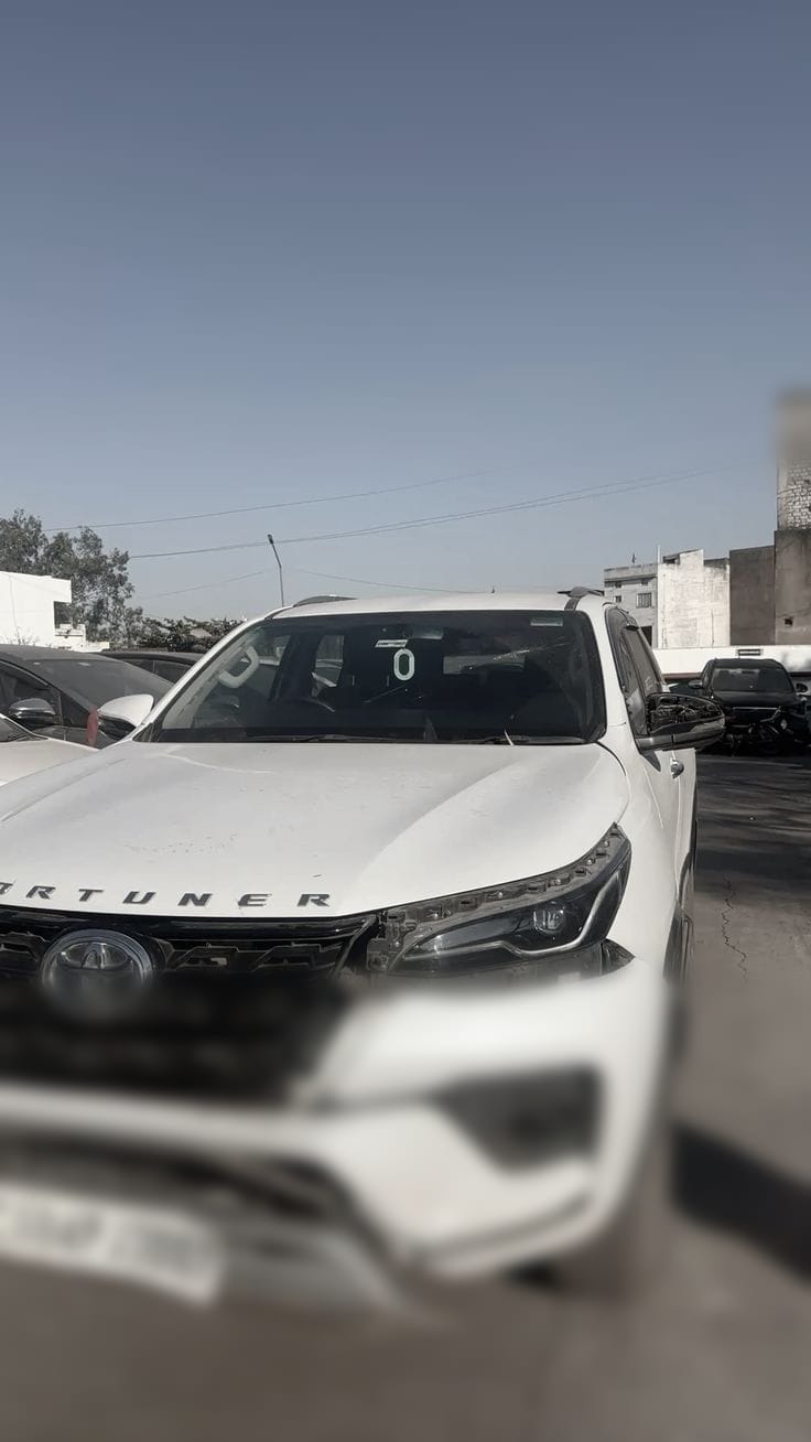 PuneNews; लोणी काळभोर–थेऊर परिसरात फॉर्च्युनरची दुचाकीला जोरदार धडक